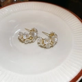 Détail de boucles d'oreilles créoles à fleurs avec pétales blancs et fini doré - Boucles d'Oreilles Perlées à Cluster de Fleurs en C (23#)