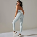 Nahaufnahme der nahtlosen Rippstruktur und High-Waist-Lift-Design an hellblauen Yoga-Leggings - Hellgrau