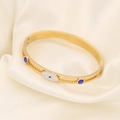 Detailansicht des goldenen Evil Eye Armbands mit blauem Zirkon und Texturband - Zahnradmuster Blauer Zirkon Böser Blick Stil (9#)