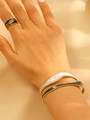 Elegante set di gioielli dorati con intarsi in resina marmorizzata bianca e nera - Set Bracciale e Anello Onda Marmo