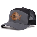 Dettaglio del cappello trucker con patch in pelle di pesce e rete nera retro - Grigio