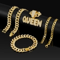 Nahaufnahme der goldenen Iced Out Panzerkette Schmuckset mit glitzerndem QUEEN Anhänger - 50CM Halskette+50CM Halskette+18CM Armband / Gold