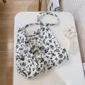Detailansicht der Baumwolltasche mit Blumenmuster und weicher Textur für Damen - Weiß Mit Schwarzen Blumen
