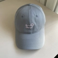 Gros plan détaillé d'une broderie de chien rose sur une casquette en coton bleu-gris - M (56-58cm) / Bleu