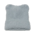 Primer plano de la suave textura de felpa y orejas de gato de este gorro de punto para invierno - Gris