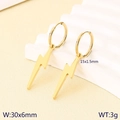Orecchini a cerchio dorati con pendente a fulmine lucido per uno stile minimalista - Stile Fulmine Dorato (KE120250-Z)
