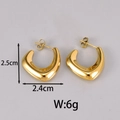 Dettaglio di orecchini a cerchio spessi placcati oro 18K con misure di peso e altezza - E147 Stile Aperto a C / Oro