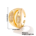 Dettaglio dell'anello dorato a doppio strato con zirconi, dimensioni 2.4 x 1.8 cm - Oro (R02313-2)