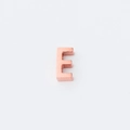 Gepolijste roségouden letter E kraal met spiegelglans en 1,8 mm gat voor sieraden - Letter E (XKZ007-Roségoud E)