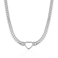 Zilveren Cubaanse schakelketting met een holle hart hanger op een witte achtergrond - Zilver