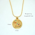 Dettaglio del ciondolo sole e luna placcato oro 14k con cristalli colorati e dimensioni - 1199 Sole Luna
