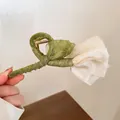 Elegante donkergroene en crème tulpen haarclip van stof met een stijlvol retro bloemmotief - Beige Bloem