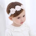 Bandeau bébé élégant en dentelle blanche avec fleurs en tissu 3D et cristaux scintillants - 3 Lotus