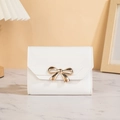 Mini witte damesportemonnee met gouden metalen strik en drievoudig opvouwbaar design - Wit