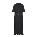 Vestido midi negro de manga corta con cuello alto y cinturón fino de cuero sobre fondo blanco - S / Negro