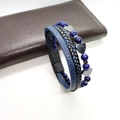 Dettaglio del bracciale in pelle intrecciata blu con ciondoli a cuore e chiusura nera - Bracciale a Cuore in Lapislazzuli 21cm