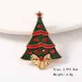Detalle de broche de árbol de Navidad con esmalte verde y strass rojos, tamaño 3,9*2,8 cm - Árbol de Navidad 2