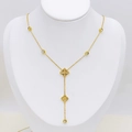 Collier doré à double pendentif fleur avec perles et strass sur mannequin à bijoux - Collier
