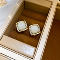 Primer plano detallado de pendientes cuadrados vintage con perlas iridiscentes y pequeños diamantes - Aguja de plata-Pendientes cuadrados blancos