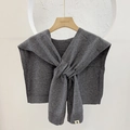 Scialle in maglia grigio scuro con design a incrocio e dettaglio etichetta lettera H - Grigio