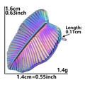 Orecchino a foglia arcobaleno in acciaio inossidabile con dettagli delle misure 1,6x1,4 cm - Foglia singola / Bianco AB