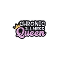 Emaille-Brosche mit Chronic Illness Queen Schriftzug und kleiner Krone auf weißem Hintergrund - Chronische Krankheit Königin Stil (QHXZ1288)