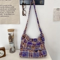Detail der lila karierten Segeltuchtasche mit Vintage-Knöpfen und seitlichem Logo-Etikett - Lila