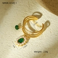 Dettaglio anello vintage dorato con ciondolo in pietra verde e piccole perle - Stile Fascia a Tre Strati con Ciondolo in Pietra Verde e Perla Artificiale (NMSR-H149-1)