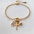 Bracelet à breloques en acier titane avec lettre E en perles, croix et cœur doré 14K - 15+3cm / Or