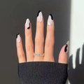 Unghie finte French con motivi a onde astratte bianche e nere e forma a mandorla - Stile a Onde Astratte Bianco Nero (JP1524)