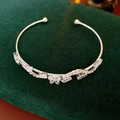 Primer plano de un brazalete floral plateado con circonitas y detalles de cristal fino - Flor Plateada