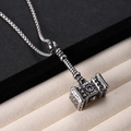 Silberner Edelstahl Hammer Anhänger Halskette mit Vintage Textur auf Schmuckkissen - Thors Hammer