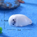 Mini statuetta di leone marino in resina bianca per decorazione micro paesaggi 3x1,4cm - Foca Sdraiata di Lato