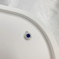 Pendente rotondo in argento S925 con gemma blu e zirconi bianchi su un vassoio bianco - Tipo A: Tondo Argento Zircone Blu