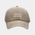 Gros plan sur la broderie Perfectly Imperfect de la casquette kaki délavée vintage - Réglable / Kaki Délavé
