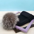 Schwarze Strickmütze für Damen im Winter mit einem großen grauen Kunstfell-Bommel - Einheitsgröße / Schwarzer Hut Mit Silberfuchs Bommel