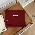 Bufanda de punto rojo oscuro para invierno con rayas verticales y etiqueta artesanal - Bufanda rojo oscuro bordada a mano
