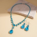 Dettaglio della collana con cristallo blu a goccia e orecchini abbinati sul sasso - Collana-Blu (Set da Due Pezzi)