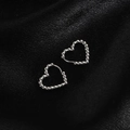 Dettaglio di orecchini a cerchio con perline a forma di cuore d'argento su seta nera - Cuore in Sfere d'Acciaio / Color Acciaio