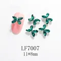 Vista macro de dijes de mariposa 3D verdes de 11x8mm con base plateada para decoración DIY - Verde (Base de Plata)