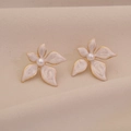 Pendientes de flores en esmalte blanco con borde dorado y perlas de imitación - Blanco