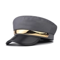 Detalle de gorra de tela gris y cuero negro con banda metálica dorada y letra M - M(56-58cm) / Gris (Barra de Metal M Gris)