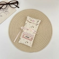 Brillenetui aus Stoff mit Blumenmuster, rosa Schleife, Spitze und Druckknopf - Beige