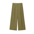 Détail du pantalon large en lin vert olive avec taille plissée et passants sur fond blanc - XS / Pantalon Vert Olive