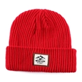 Detailansicht der roten Strickmütze mit Leder-Patch und Wild Life Outdoor-Schriftzug - Rot