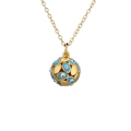 Makroaufnahme einer goldenen Kugel-Halskette mit blauen Evil-Eye-Emaille und Filigranen - Blau
