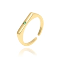 Makroaufnahme eines goldenen verstellbaren Rings mit geometrischem Stab und grünem Zirkon - Einstellbar Offen / Gold mit Grün
