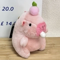 Porte-clés Capybara en peluche rose avec chapeau de fruit et crochet métallique - Capybara à Bulles Pêche