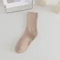 Chaussettes mi-mollet en coton côtelé beige sur support minimaliste au style nordique - Khaki