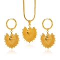 Parure de bijoux cœur dorée avec collier et boucles d'oreilles sur fond blanc - Parure de Collier et Boucles d'Oreilles Sacré-Cœur / Or